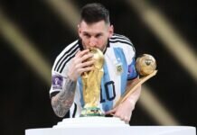 Tras recibir su Balón de Oro, que sostiene en su mano izquierda, Lionel Messi besa la Copa del Mundo, apenas momentos antes que le fuera entregada como capitán de la Selección Argentina.