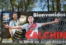 "Bienvenidos a Calchín, la tierra de Julián Álvarez", dice el cartel en el acceso a esa localidad de 3000 habitantes situada a 110 kilómetros de la capital de Córdoba.